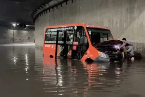 Hầm chui ngã tư Vũng Tàu ngập sâu, nhiều ô tô chết máy