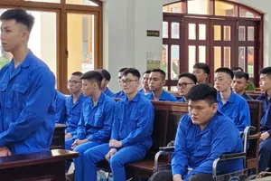 Dùng súng truy sát đối thủ trên phố, một thiếu niên tử vong