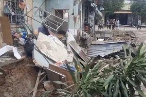 Đứng ở nhà gần công trình mương thoát nước, một phụ nữ bị tường đè vùi lấp