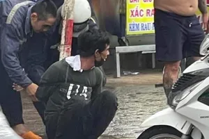 Video: Dân bao vây bắt tên cướp vung dao đâm người loạn xạ trên phố ở Đồng Nai
