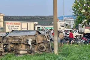 Ô tô tông liên hoàn trên quốc lộ ở Đồng Nai, xe tải lật nhào xuống vệ đường