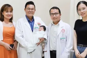 Cứu một trẻ sơ sinh còn dây rốn bị bỏ rơi bên lề đường 