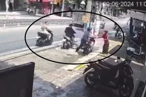 Đuổi đánh cô gái trẻ trên đường, nam thanh niên bị tấn công bằng dao, gục tại chỗ