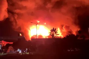 Biển lửa bao trùm công ty Singmark Vina ở Đồng Nai