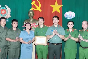 Giám đốc Công an Đồng Nai khen thưởng 2 đơn vị trong thu nhận Căn cước cho trẻ em