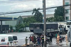 Phẫn nộ với tài xế xe tải cho xe cán qua người đàn ông đi xe máy