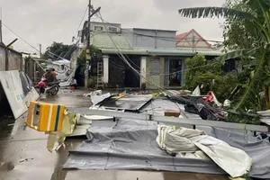 Đồng Nai: Mưa giông giật tốc mái nhà, đổ cột điện 