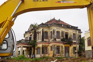 Ngắm ngôi biệt thự 100 năm tuổi có nguy cơ bị phá bỏ bên sông Đồng Nai 
