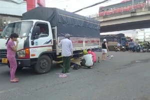 Đôi nam nữ chết thương tâm dưới gầm xe tải 