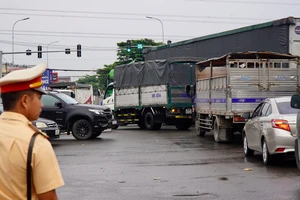 Toàn cảnh dòng xe ùn ứ kéo dài trên Quốc lộ 51 đóng 1 làn để sửa chữa