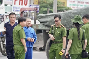 Dựng lại hiện trường vụ xe tải cán qua người đi xe máy ở Đồng Nai
