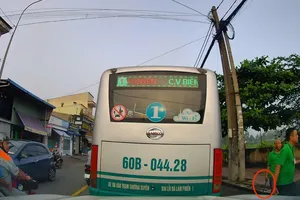Tài xế cùng tiếp viên xe buýt ở Đồng Nai dừng xe hành hung một người đi xe máy