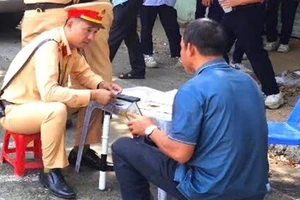 Không có giấy phép lái xe nhưng vẫn lái ô tô chở 28 học sinh đến trường