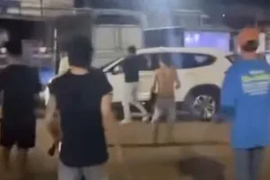 Lao ô tô vào nhóm người trong chợ ở Biên Hòa