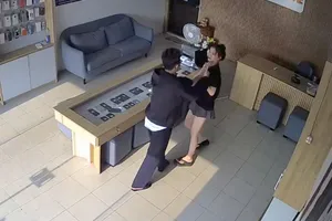 Clip: Hung thủ kề dao vào cổ nữ nhân viên cửa hàng cướp 5 điện thoại