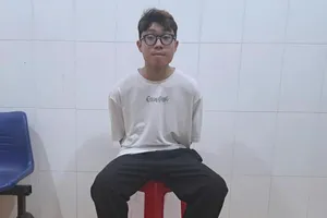 Dùng dao khống chế nhân viên cướp 5 chiếc điện thoại