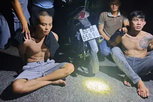 Nhóm thanh niên đột nhập từ nóc nhà để trộm tiền, vàng