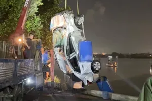 Hình ảnh trục vớt ôtô con cùng thi thể cô gái trẻ trong xe rơi xuống sông Đồng Nai