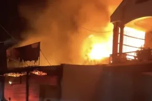 9 người được giải cứu trong vụ cháy lớn 2 cửa hàng ở Đồng Nai lúc rạng sáng