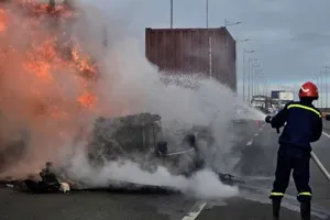 Xe đầu kéo bốc cháy trên cao tốc TP.HCM - Long Thành - Dầu Giây