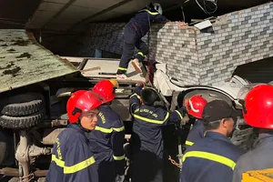 Cảnh sát Đồng Nai giải cứu tài xế mắc kẹt trong cabin