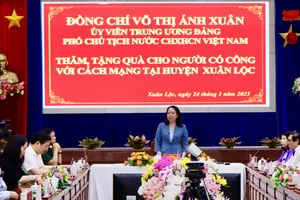 Phó Chủ tịch nước Võ Thị Ánh Xuân thăm, tặng quà người có công tại Đồng Nai