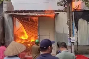 Cháy nhà kho lúc trời mưa ở Đồng Nai