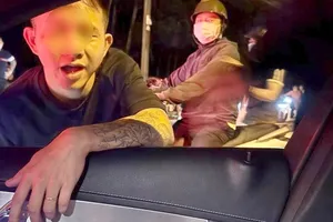 Công an triệu tập 4 người chặn ô tô ở Đồng Nai, xô xát khiến bé 2 tuổi bị thương