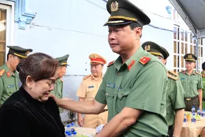 Đoàn công tác Bộ Công an đến thăm, động viên thân nhân anh Huỳnh Trí Phúc