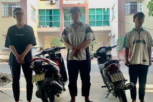 Trinh sát bắt nhóm kề dao vào cổ nạn nhân để cướp tài sản 