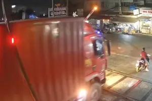  Đồng Nai: Xe tải tông gãy thanh chắn đường sắt khi tàu hỏa đang đến