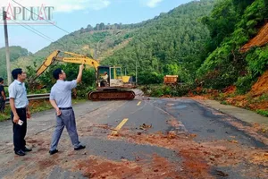 Mưa lớn gây sạt lở tuyến đường nối tỉnh Đồng Nai và Lâm Đồng