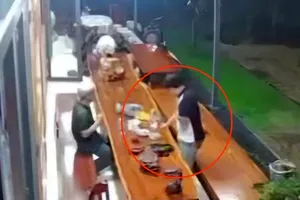 Một người đàn ông ở Đồng Nai nghi bị bắn tử vong khi đang ngồi trước cửa nhà