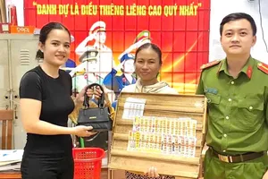 Chị bán vé số dạo nhặt được túi tiền vội đến công an nhờ tìm người đánh rơi
