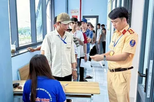 CSGT Đồng Nai đưa đón học viên đến Vĩnh Long thi giấy phép lái xe