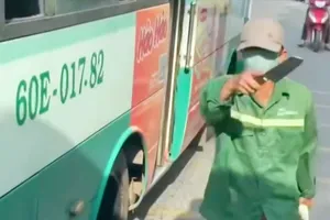 Người đàn ông bước xuống xe buýt, cầm dao 'hăm dọa' tài xế ô tô phía sau