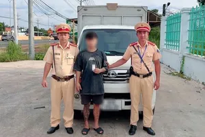 Phát hiện tài xế ô tô không có giấy phép lái xe, dương tính với ma túy