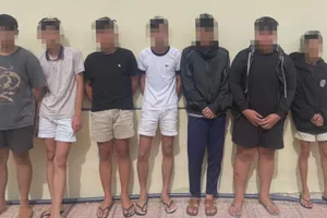 Một thiếu niên bị nhóm tuổi teen bắt giữ ép viết giấy nợ 3 triệu đồng