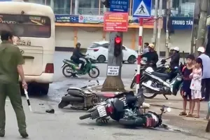 Xe khách tông hàng loạt xe máy đang chờ đèn đỏ 