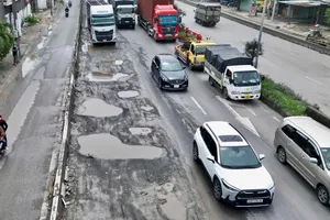 Ô tô chao đảo, tài xế sợ hãi khi qua 'ma trận ổ voi' trên quốc lộ 51