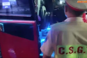 CSGT Đồng Nai phát hiện ô tô khách 24 chỗ nhồi nhét 46 người 