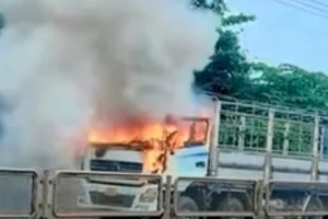 Xe tải đang chạy bất ngờ bốc cháy dữ dội trên Quốc lộ 1