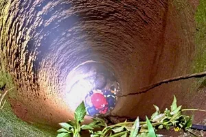 Cứu người đàn ông say xỉn rơi xuống giếng sâu hơn 20 m