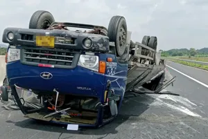  Nổ lốp khiến xe tải lật nhào trên cao tốc Phan Thiết – Dầu Giây