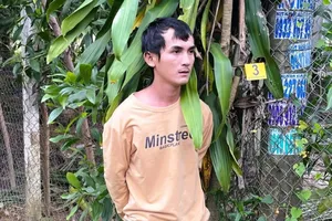 Dùng dao tấn công người khác ở sân bóng chuyền