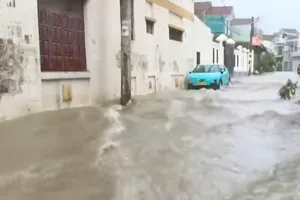 Mưa lũ lớn ở Đồng Nai, cuốn trôi ô tô xuống suối Săn Máu