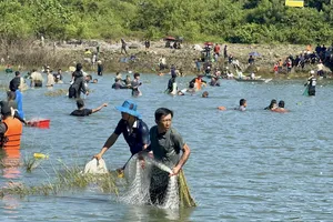 Người dân đổ xô đi bắt cá ở đập Thủy điện Trị An