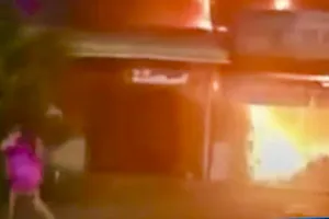 Cửa hàng tạp hoá cháy dữ dội trong đêm, 1 cụ ông tử vong