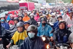 Kẹt xe khiến biển người chôn chân hàng giờ đồng hồ tại trung tâm Đồng Nai