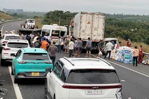 Xe chở hàng cứu trợ vùng lũ bị tai nạn liên hoàn trên cao tốc Dầu Giây – Phan Thiết